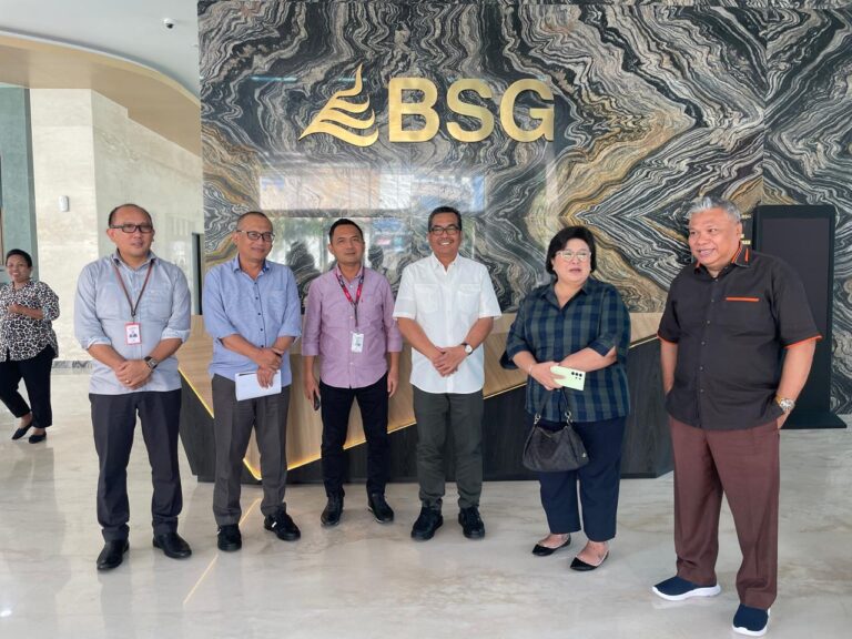 TELITI: Pokja dua saat melakukan kunjungan lapangan ke BSG.