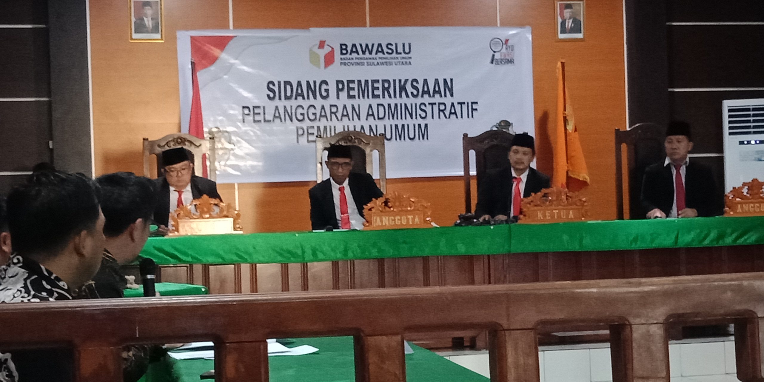 MENDENGARKAN: Bawaslu Sulut menggelar sidang pemeriksaan pelanggaran administratif. Tampak pimpinan sidang Erwin Sumampouw, Zulkifli Densi, Ardiles Mewoh dan Steffen Linu saat persidangan. Foto Rudi Loho.
