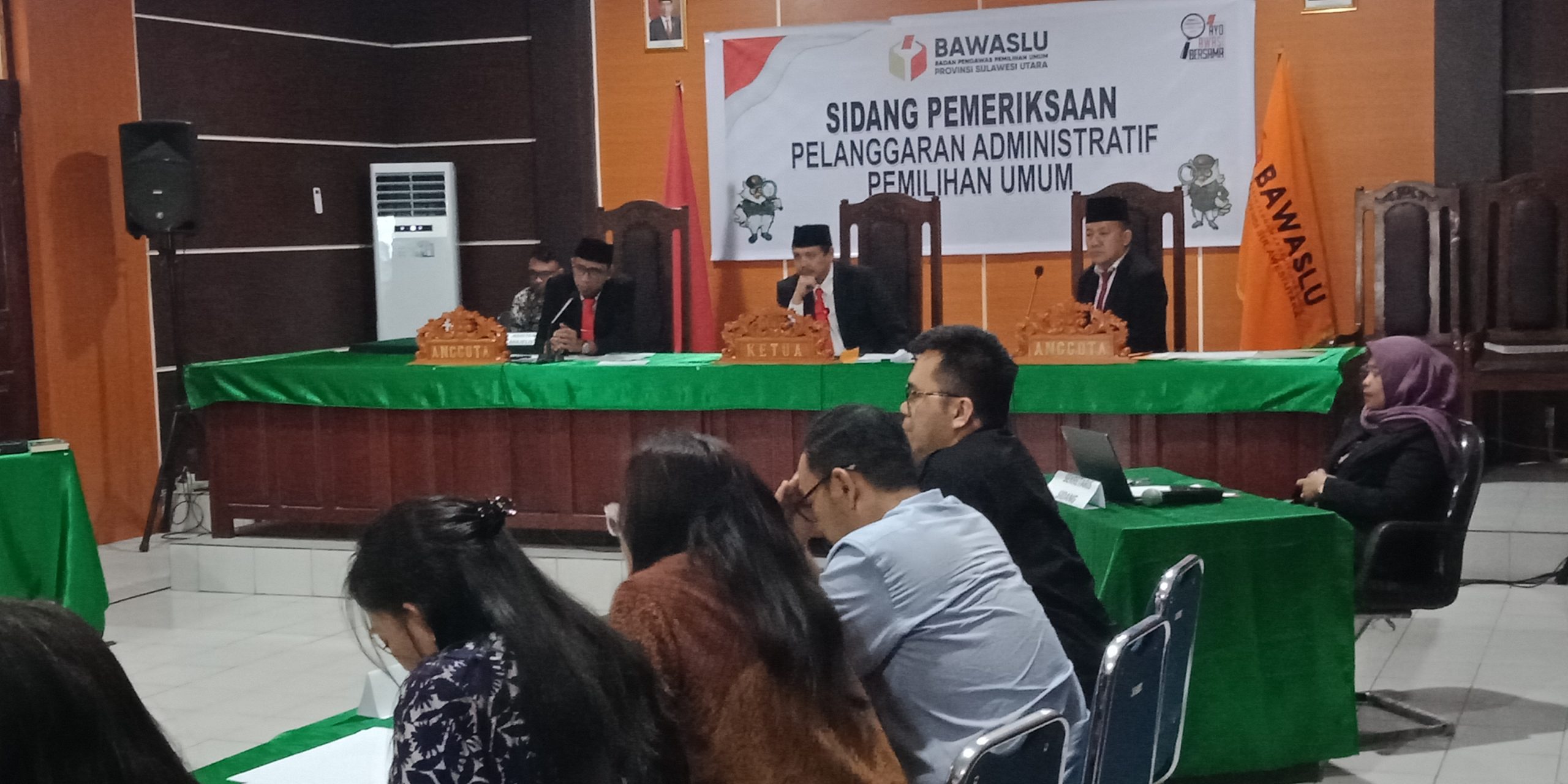 DILANJUTKAN: Sidang lanjutan pemeriksaan pelanggaran administratif pemilu yang digelar Bawaslu Sulut. Foto Rudi Loho