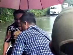 Wali Kota Maurits Mantiri Naik Perahu Tinjau Lokasi Banjir