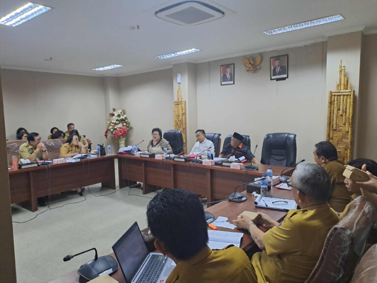 KINERJA: Personil Pokja Dua LKPJ Gubernur Sulut saat melakukan rapat kerja.