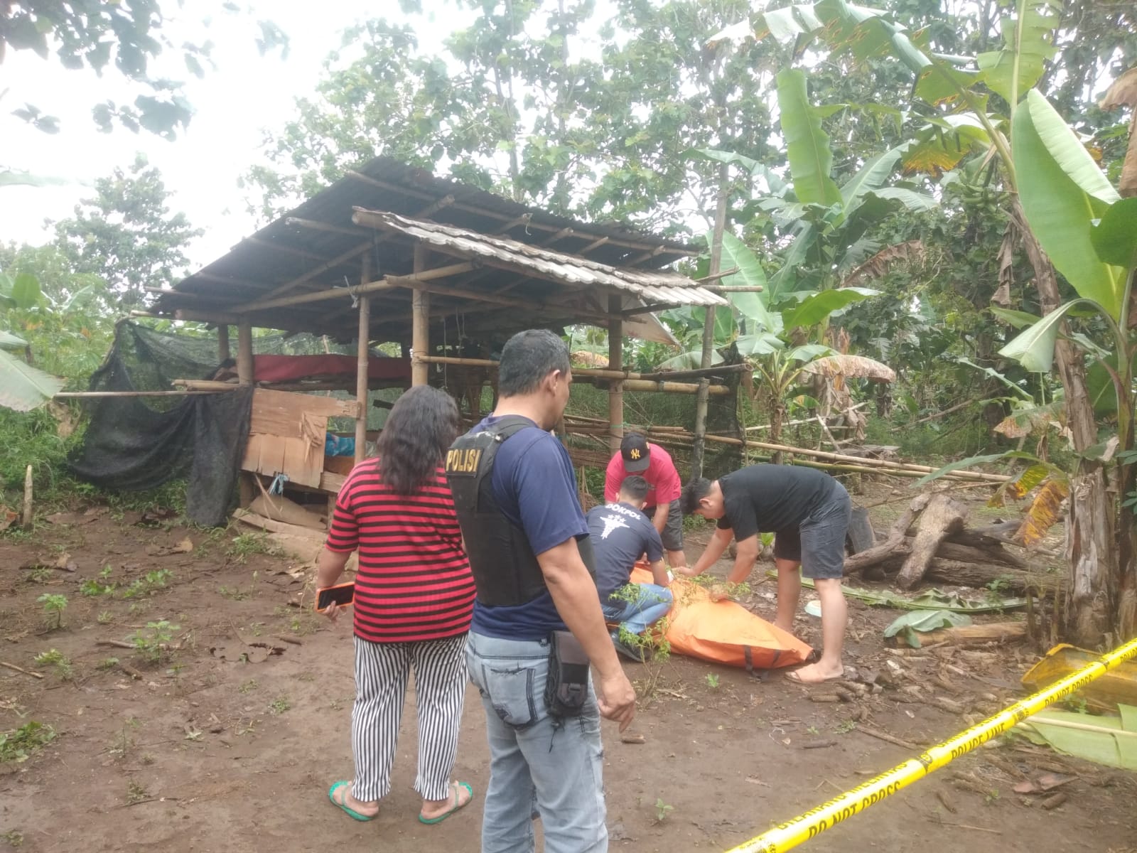 IDENTIFIKASI: Polisi saat melakukan olah TKP.