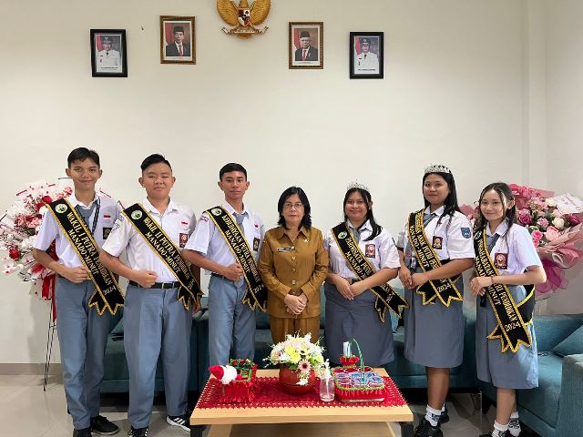 PRESTASI: Kepala SMAN 1 Guru Lombok Kalawat Dr Florensia Rembet bersama siswa peraih prestasi.