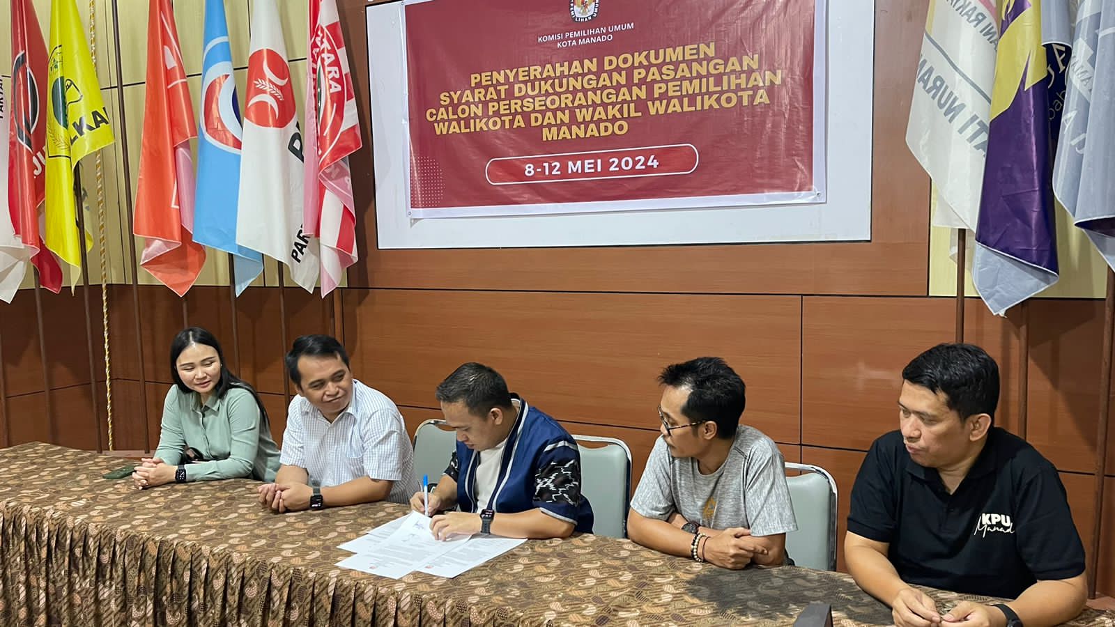 MINIM PEMINAT: Komisioner KPU Manado Patricia Kuhu, Ferley Kaparang, Ramly Pateda, Ismail Harun dan Hasrul Anom.