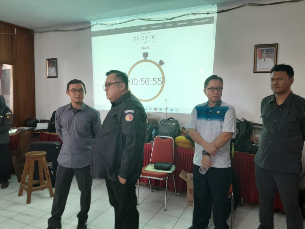 PANTAU: Ketua Bawaslu Sulut Briliant Maengko, Erwin Sumampouw, Heart Runtuwene saat mengawasi jalannya tes tertulis calon anggota Panwascam.