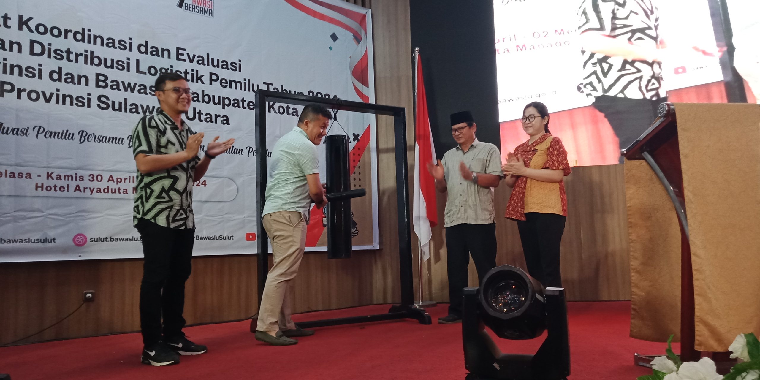 AWASI: Steffen Linu saat membuka kegiatan rakor evaluasi pengawasan tahapan distribusi logistik.