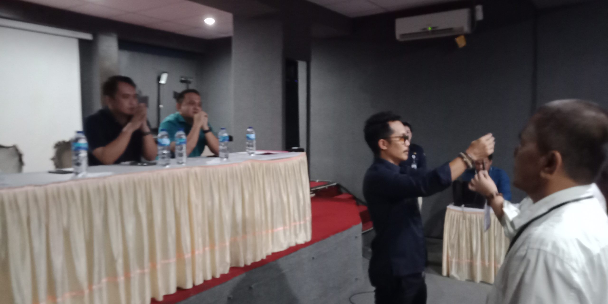 SIMBOLIS: Ramly Pateda mengalungkan tanda peserta tes. Foto Rudi Loho