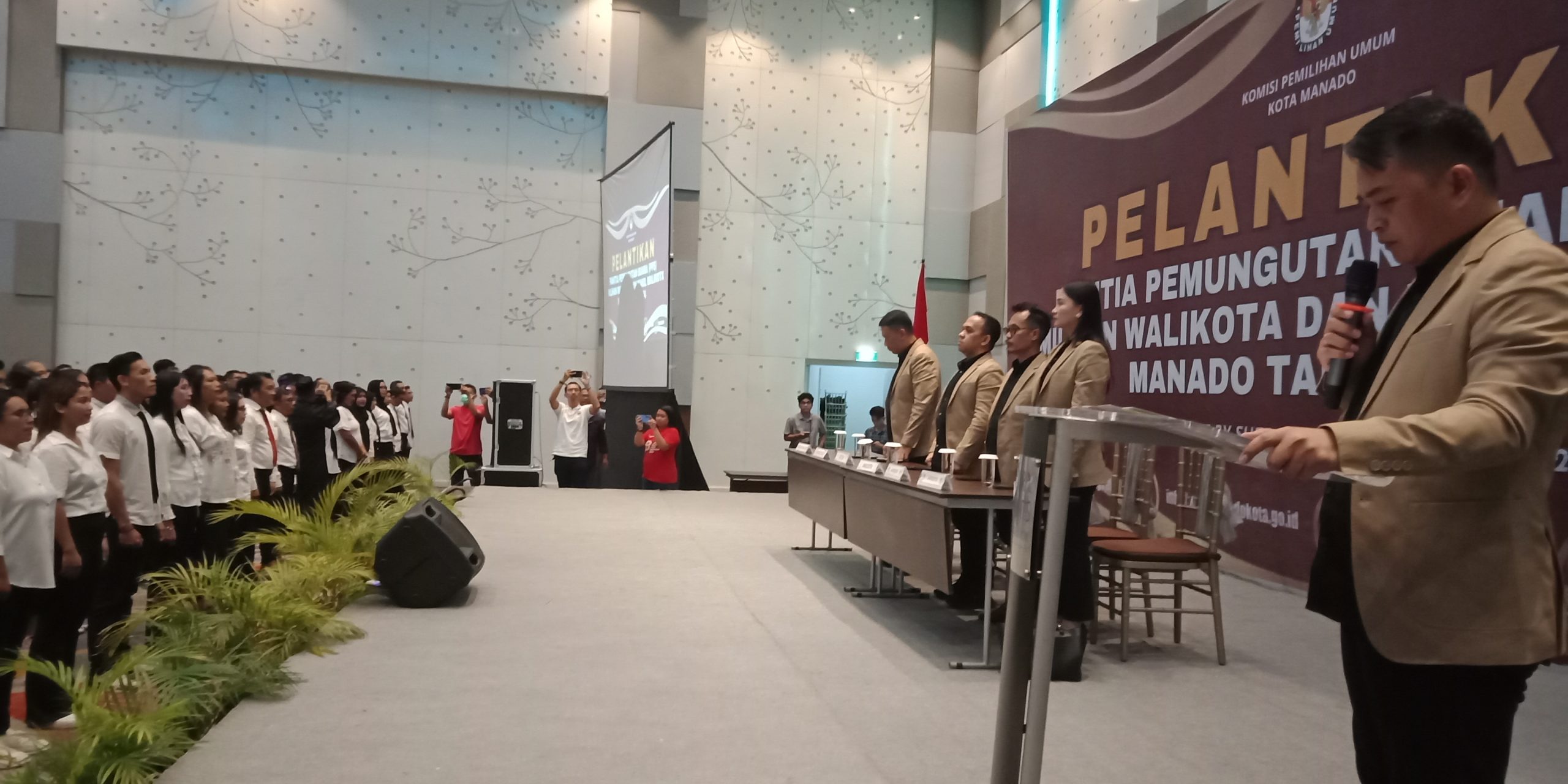DISUMPAH: Ketua KPU Manado Ferley Kaparang saat melantik anggota PPS. Foto Rudi Loho.