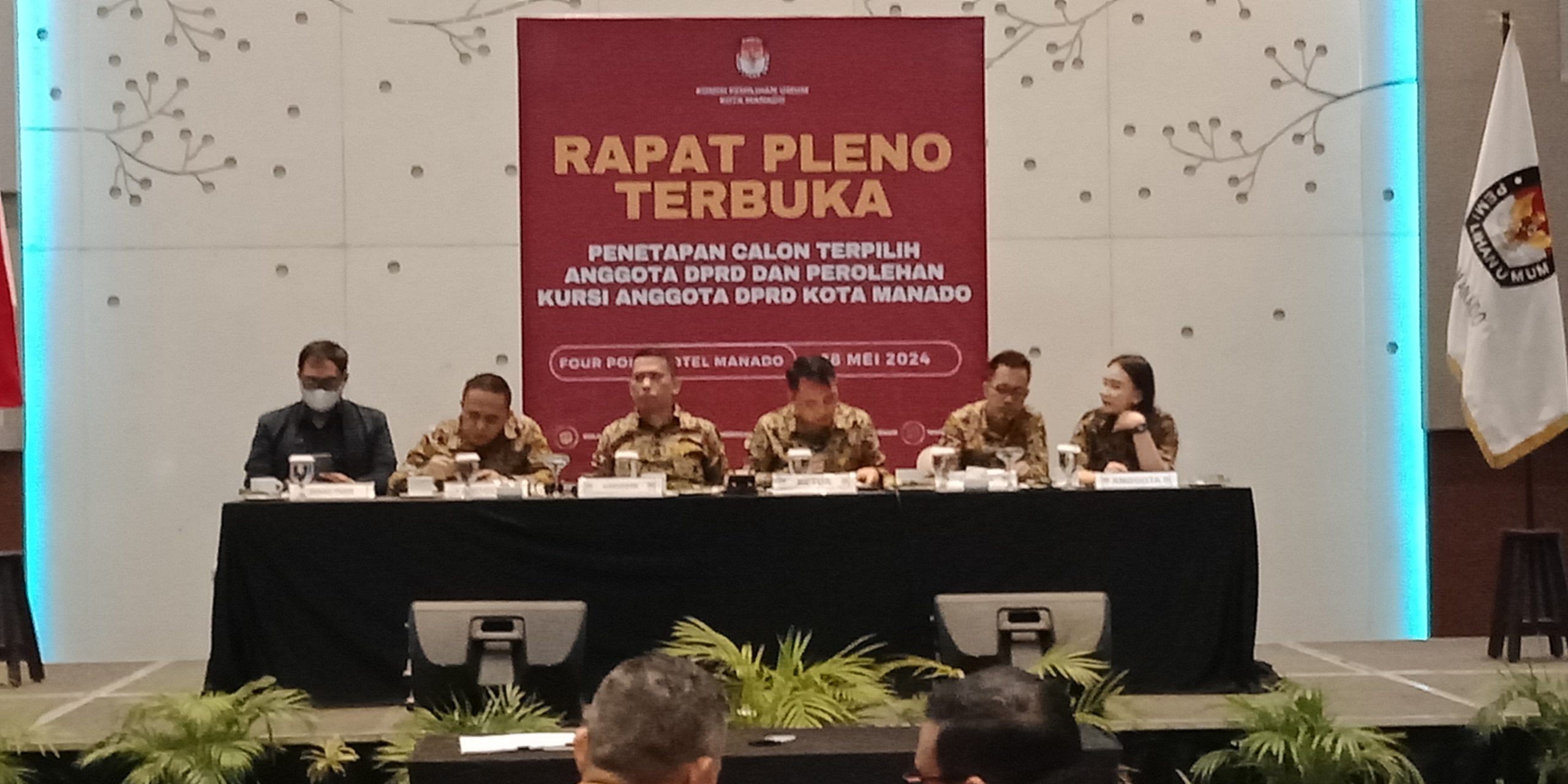 SAH: Rapat pleno terbuka yang digelar KPU Manado. Foto Rudi Loho