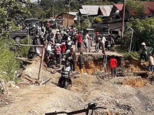 RUSAK PARAH: Jalan yang amblas di Desa Lanut. Tampak warga kesulitan melewati akses tersebut.