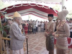 Penjabat Bupati Bolmong Jusnan Mokoginta Dijemput Secara Adat di Rumah Dinas