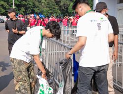 Salut! Pegadaian Ajak Pecinta Bola Bersih-Bersih Stadion Usai Pertandingan Indonesia VS Irak