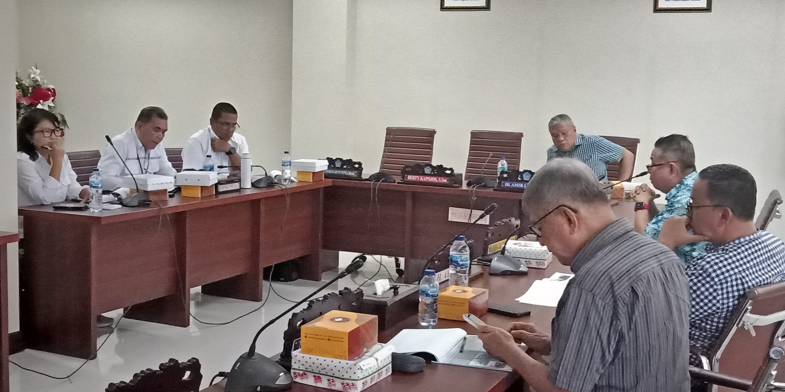 DIPERTANYAKAN: Komisi III saat melakukan rapat dengan Balai Sungai. Foto Rudi Loho