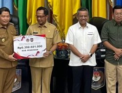 Mendagri Serahkan Penghargaan Insentif Fiskal Kepada Bupati Kumendong