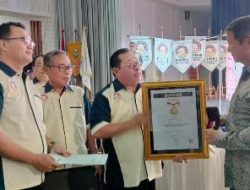 Prabowo Subianto Terima Pin Emas dari SMSI atas Dedikasinya Jaga Demokrasi