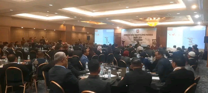 43 Anggota DPRD Sulut mengikuti orientasi yang digelar di Jakarta. Orientasi ini dimaksudkan sebagai pembekalan terhadap anggota DPRD yang baru dilantik.