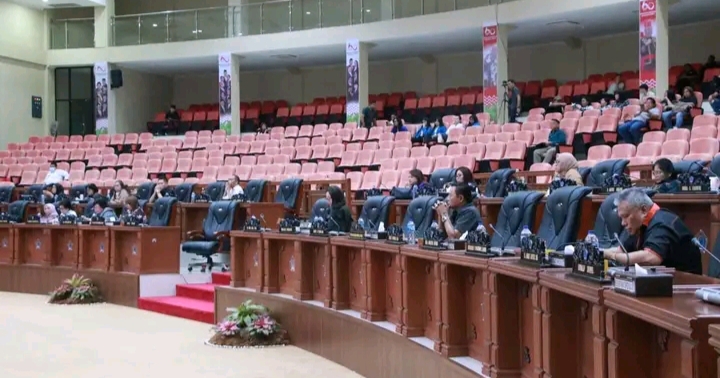Suasana paripurna di DPRD Sulut.
