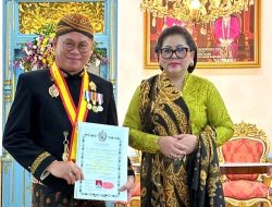 Bupati Tendean Terima Gelar Ningrat Kehormatan