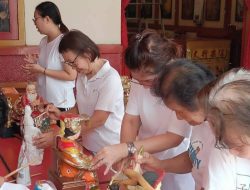Jaga Tradisi Jelang Imlek 2025, Umat Khonghucu Manado Cuci Arca di Klenteng Kongzi Miao