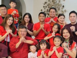 Intip Momen Tradisi Imlek Sarwendah Bareng Keluarga dan Anak-anak”