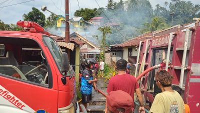 LUDES: Kebakaran yang menghanguskan sebuah rumah di Kelurahan Mahawu, Kota Manado. Tampak petugas Damkar sedang memadamkan api. Foto Rudi Loho