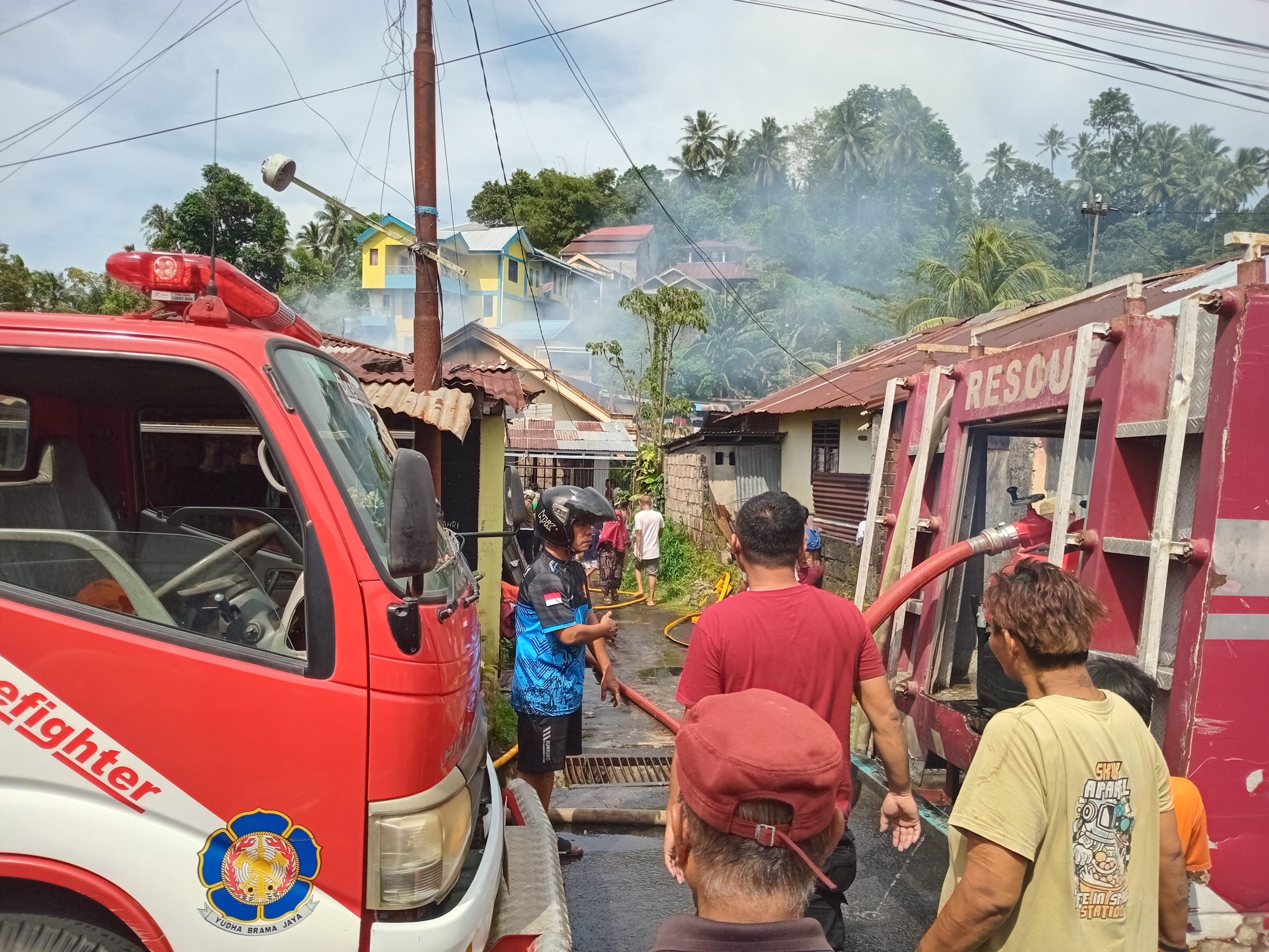 LUDES: Kebakaran yang menghanguskan sebuah rumah di Kelurahan Mahawu, Kota Manado. Tampak petugas Damkar sedang memadamkan api. Foto Rudi Loho