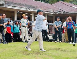Gubernur YSK Bermain Golf, Olahraga Mengisi Akhir Pekan