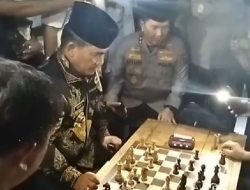 Dimanapun Berada, Gubernur Yulius Selvanus Selalu Bermain Catur