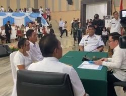 Gubernur Yulius Selvanus Minta 124 Pasangan Kawin Massal Jauhi Niat Berpisah