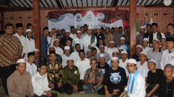 PELANTIKAN: Ir. Maulana Al-Habib Muhamad Effendi Al-Eydrus (tengah) usai melantik pengurus majelis Muhyin Nuufus, Melati Suci dan Ummul Haniah. Foto istimewa.