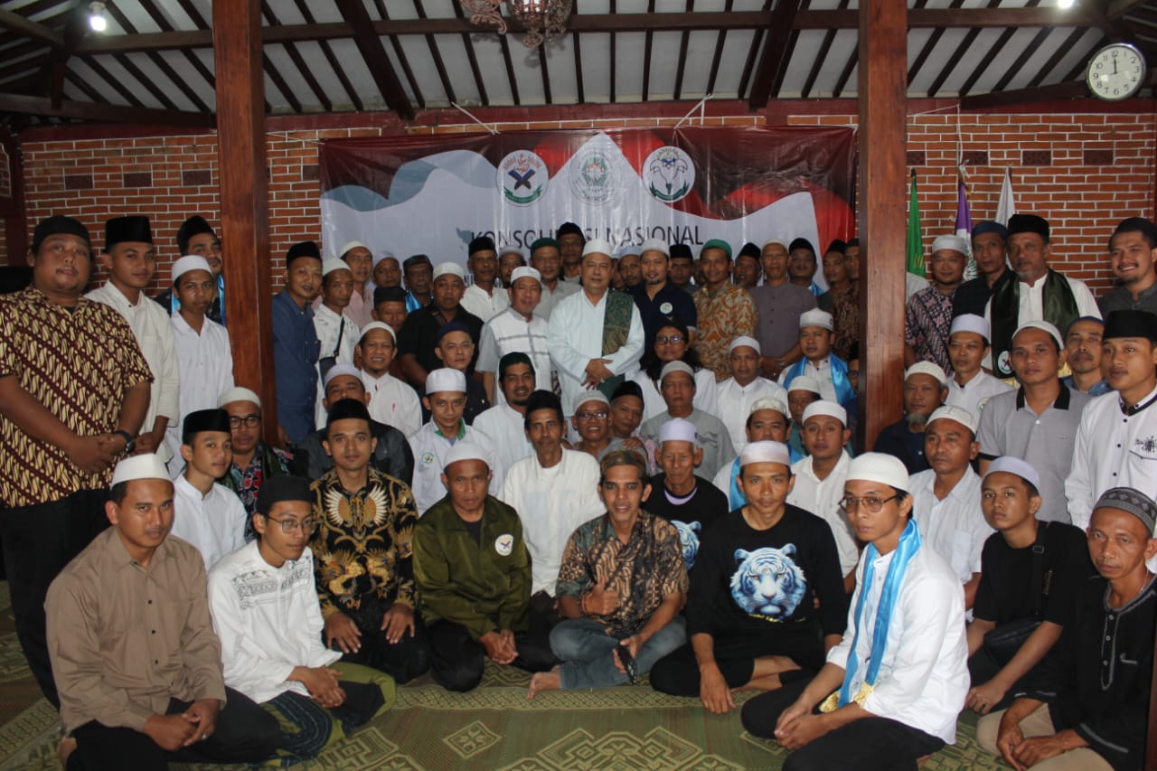 PELANTIKAN: Ir. Maulana Al-Habib Muhamad Effendi Al-Eydrus (tengah) usai melantik pengurus majelis Muhyin Nuufus, Melati Suci dan Ummul Haniah. Foto istimewa.