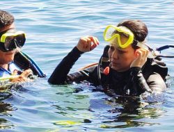 Pengurus KONI Manado Astrid Kumentas Diving di Pantai Malalayang