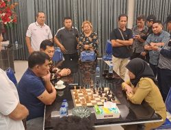 Gubernur Yulius Tahan Imbang Atlet Sulut Bermain Catur