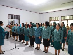 Ketua TP-PKK Kabupaten Mitra Ny Stefa Kandoli Antou Lantik Pengurus TP-PKK Desa se-Kecamatan Posumaen