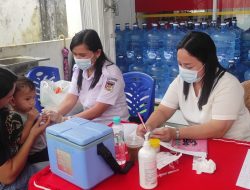 Warga Kolongan Atas Sonder Antusias Mendengarkan Penyampaian dr Irene di Alfamart Sahabat Generasi Maju