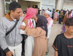 Jamaah Haji Kloter 14 Tiba di Manado, Disambut Tangis Haru Keluarga