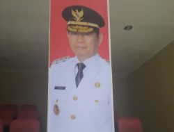 Sekretaris Dewan Niklas Silangen Klarifikasi Pemasangan Baliho di Ruang Rapat Paripurna Dewan