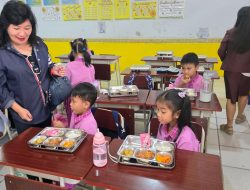 Hari Perdana Makanan Bergizi Gratis Yayasan Restu Bunda Emi, Sajikan Menu Ayam Crispy, Susu, Wortel dan Lengkeng
