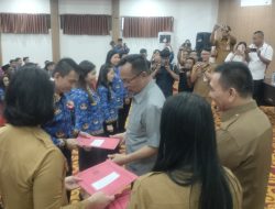 Richard Sualang Serahkan SK-747 Orang P3K di Pemkot Manado