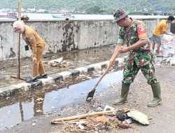 Lurah Tidore Turun Tangan Bersihkan Sampah Akibat Cuaca Ekstrem