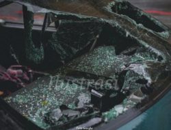 Mobil Tim Gakkum Diamuk Massa di Jalan Perkebunan Monsi, Diduga Gegera Penertiban Tambang Emas Ilegal