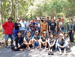 Perangkat Desa Esandom 1 Bersama KKN UNIMA Bersihkan Ruas Jalan Mundung-Tonsawang