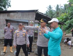 Kapolres Irwanto Turun Langsung dan Kerahkan Personil Bersikan Banjir di Desa Muntoi