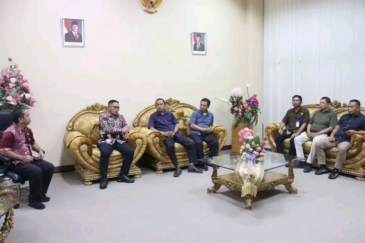 Niklas Silangen didampingi Justman Entjaurau saat menerima kunjungan DPRD Kotamobagu.