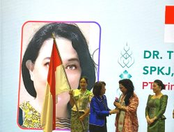 Perancang Busana Theresia Kaunang Raih Penghargaan Asean Women Enterpreuner Network di Kamboja