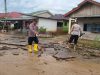 Gerak Cepat, Kapolsek Lolayan Turun Langsung Bantu Warga Tangani Banjir di Desa Bakan