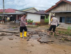 Gerak Cepat, Kapolsek Lolayan Turun Langsung Bantu Warga Tangani Banjir di Desa Bakan