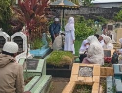 Berziarah dan Membersihkan Makam Jadi Tradisi Jelang Ramadan