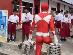 Ada “Spider Man” Bagi-bagi MBG di Kecamatan Tahuna Barat