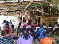 Lakukan Perekaman KTP dan Pencatatan Perkawinan, Kadis Dukcapil Pimpin Tim Layani Warga di Dusun Pelita